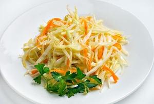 Салат витаминный из капусты и моркови 