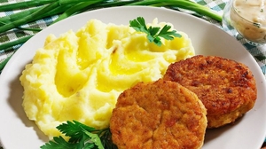 Домашняя куриная котлета с картошкой