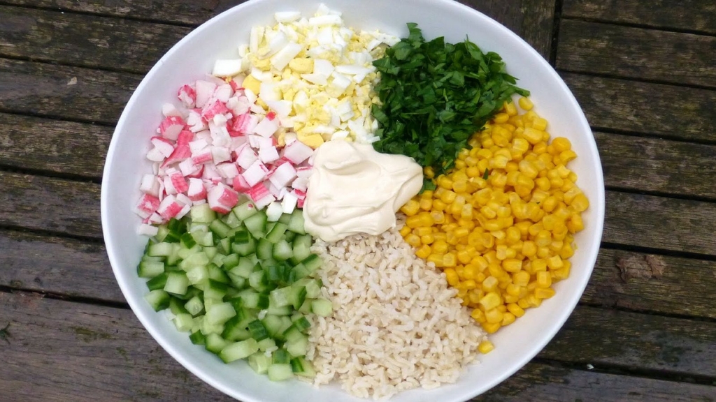 Салат крабовый с кукурузой и рисом